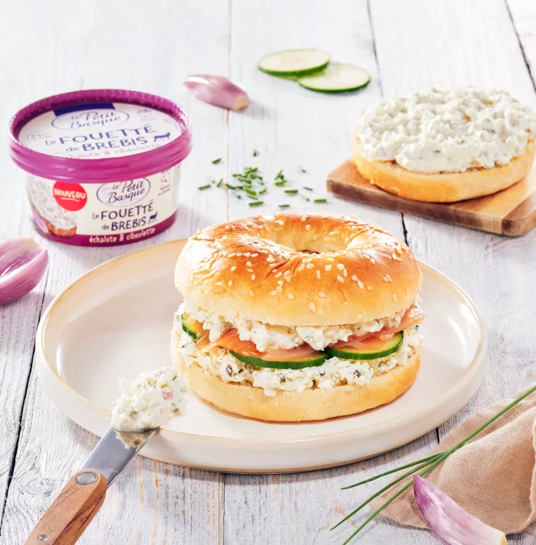 bagel au saumon fumé et au fouetté de brebis échalote ciboulette Le Petit Basque