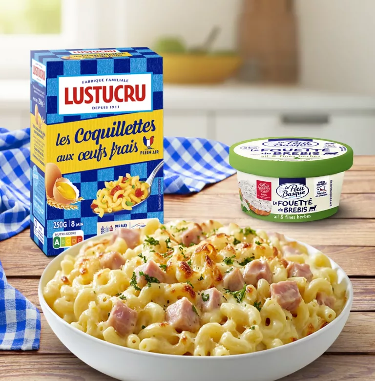 Coquillettes crémeuses au fromage fouetté et dés de jambon