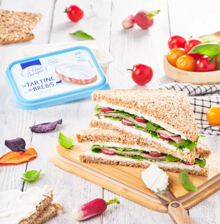 Club sandwich au tartiné de brebis, poulet et légumes croquants