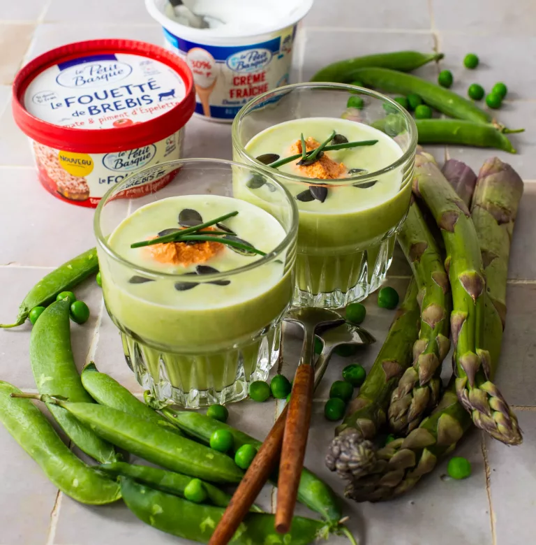 velouté petits pois, asperges, fouetté de brebis au piment d'Espelette
