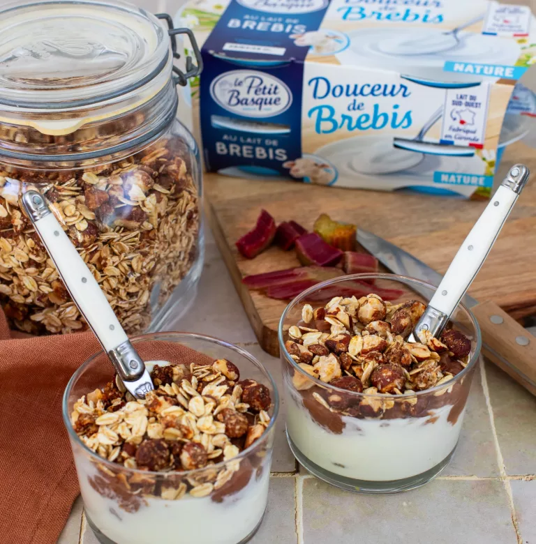 douceur de brebis, rhubarbe à la vanille et granola noisette Le Petit Basque