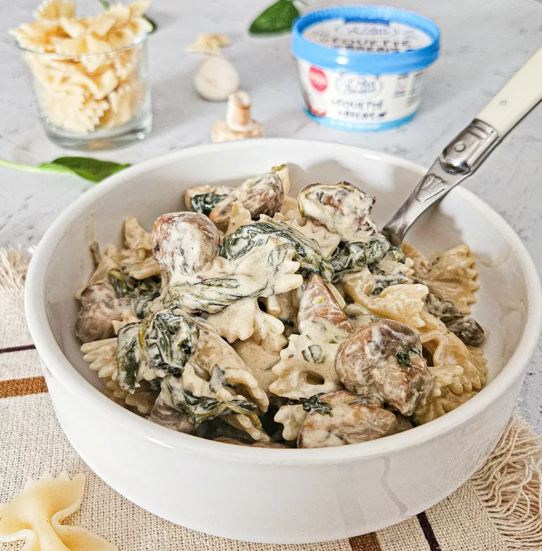 farfalles au fouetté de brebis Le Petit Basque, vin blanc, champignons et épinards