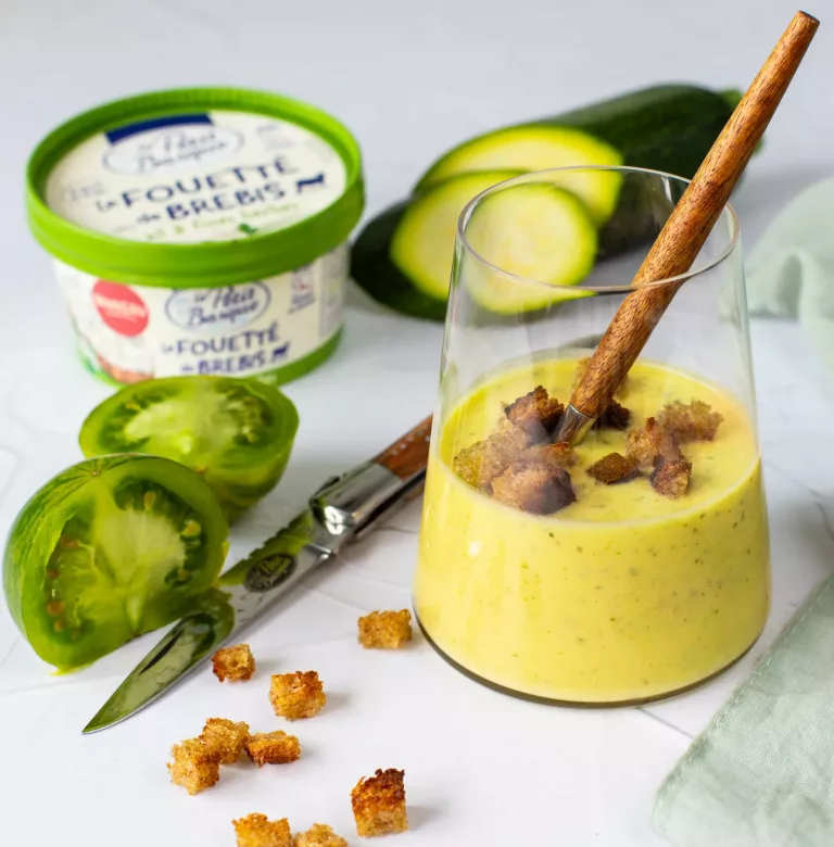gaspacho courgettes et fouetté de brebis ail et fines herbes le petit basque
